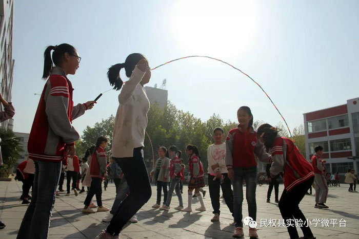 民權(quán)縣實(shí)驗(yàn)小學(xué)課間跳繩活動(dòng)成風(fēng)景