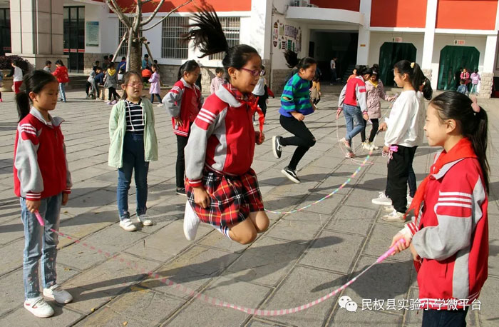 民權(quán)縣實(shí)驗(yàn)小學(xué)課間跳繩活動(dòng)成風(fēng)景