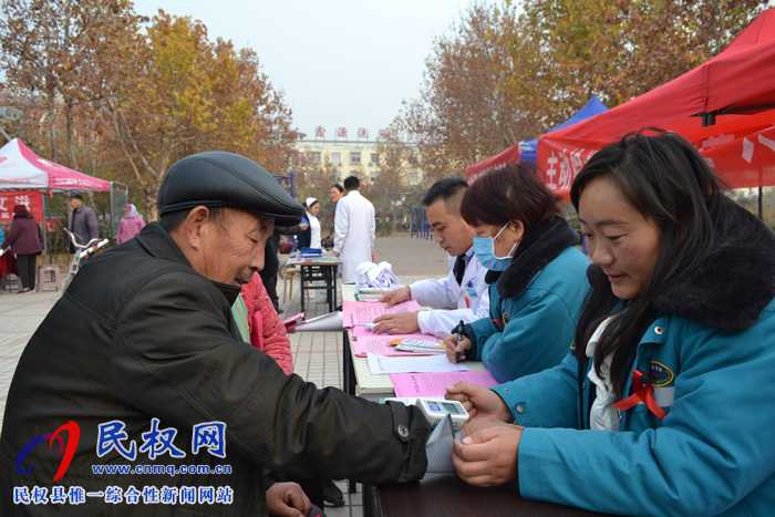 民權(quán)縣衛(wèi)計(jì)委組織開展“世界艾滋病日”宣傳服務(wù)活動(dòng)