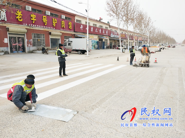 野崗鎮(zhèn)刷新道路交通規(guī)則線確保行人出行更安全