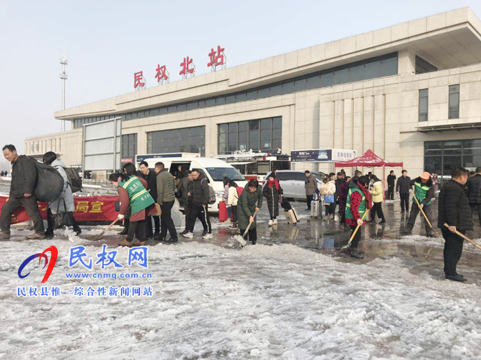 縣公園綠地管理養(yǎng)護(hù)中心迅速清掃積雪保障居民出游順利