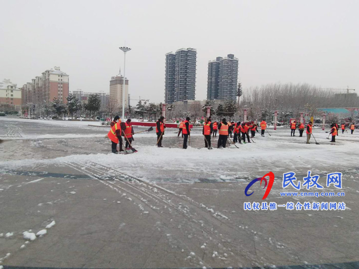 縣公園綠地管理養(yǎng)護(hù)中心迅速清掃積雪保障居民出游順利