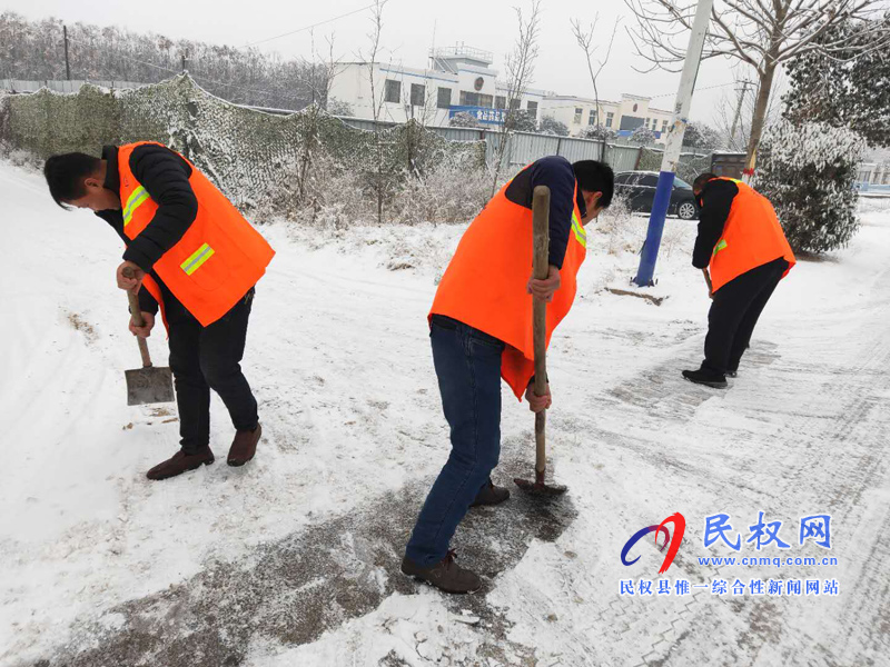 交通運(yùn)輸局清除道路積雪確保行車安全