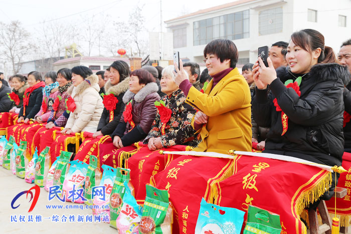 人和鎮(zhèn)黃集村舉行勤勞脫貧暨精神扶貧表彰大會(huì)