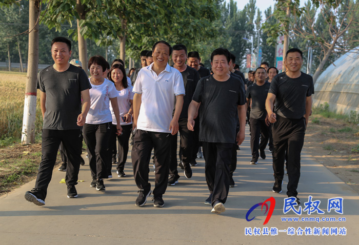 人和鎮(zhèn)舉辦“不忘初心 暢游美麗人和” 主題徒步健身活動(dòng)