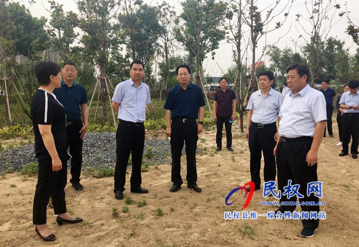 縣委常委、常務(wù)副縣長李啟峰查看我縣創(chuàng)建國家園林城市工作開展情況