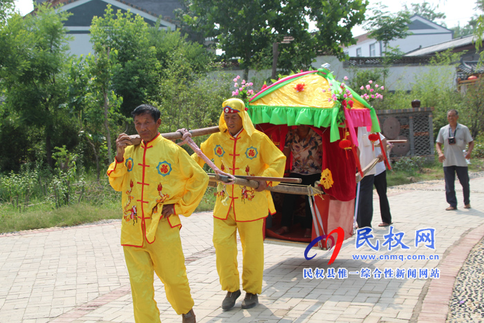 花園鄉(xiāng)趙洪坡村舉行首屆“觀(guān)民俗、包粽子、坐花轎”民俗文化活動(dòng)