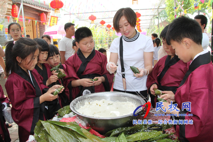 花園鄉(xiāng)趙洪坡村舉行首屆“觀(guān)民俗、包粽子、坐花轎”民俗文化活動(dòng)