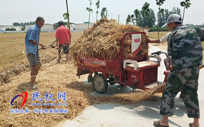 花園鄉(xiāng)清理“三邊三頭”助力秸稈禁燒