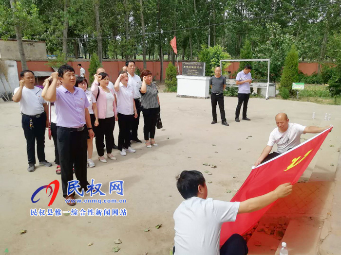 縣民族學校黨支部組織黨員教師開展“參觀李館地道遺址，弘揚紅色革命精神” 實踐教育活動