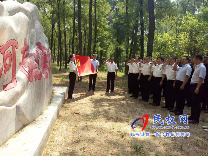 商丘海關(guān)與劉炳莊村開展“不忘初心 牢記使命”主題黨日活動