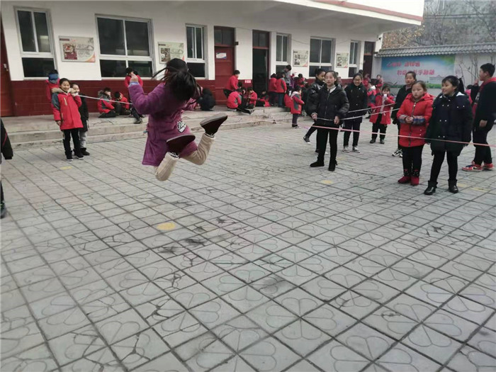 民權(quán)縣第三小學(xué)開展大課間趣味游戲運(yùn)動豐富校園生活