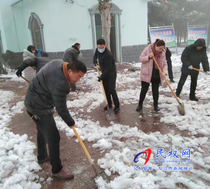 我縣各單位、各鄉(xiāng)鎮(zhèn)（街道辦）開展清掃積雪活動(dòng)