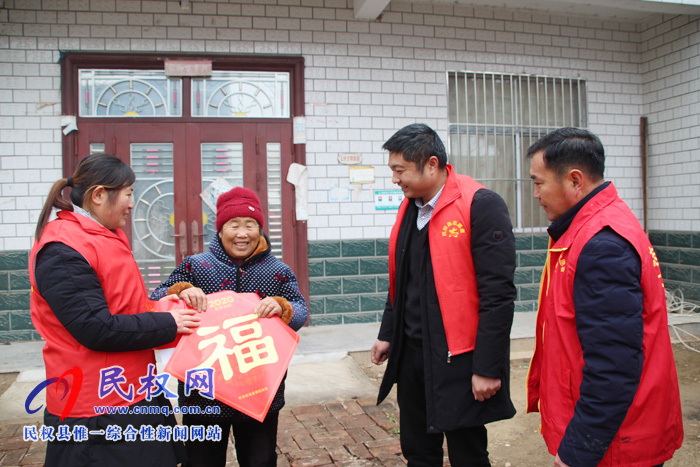   花園鄉(xiāng)：送春聯(lián)  暖新年