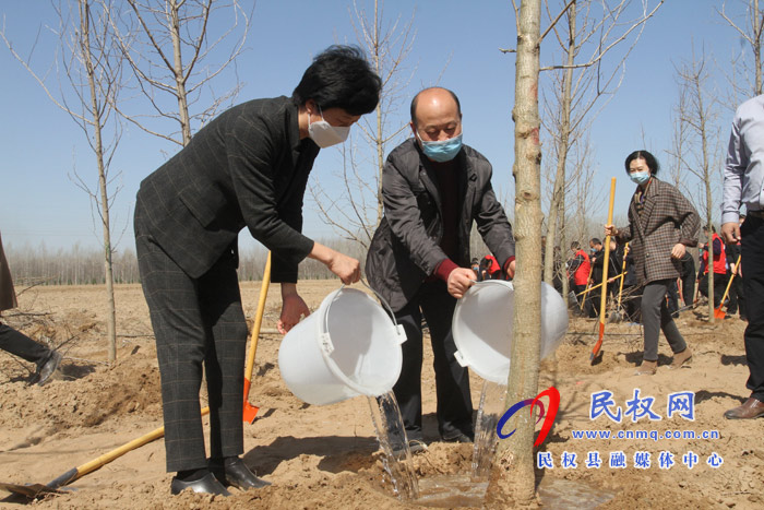 市人大常委會(huì)在民權(quán)國(guó)家森林公園舉辦民主法治生態(tài)建設(shè)主題植樹(shù)活動(dòng)