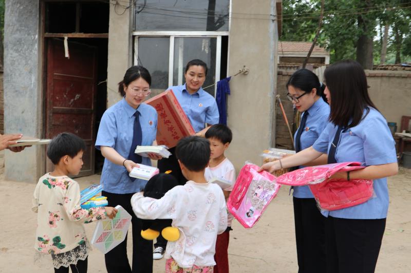 民權(quán)縣人民檢察院開展“六一慰問(wèn)送關(guān)愛，情系兒童護(hù)成長(zhǎng)”活動(dòng)