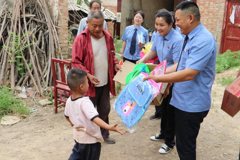 民權(quán)縣人民檢察院開展“六一慰問(wèn)送關(guān)愛，情系兒童護(hù)成長(zhǎng)”活動(dòng)