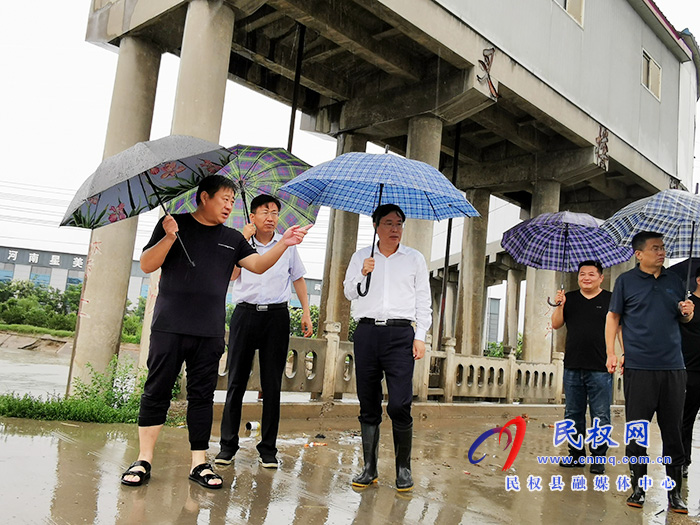 市人大常委會(huì)副主任、縣委書(shū)記姬脈常冒雨檢查督導(dǎo)防汛工作