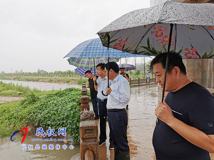 市人大常委會(huì)副主任、縣委書(shū)記姬脈常冒雨檢查督導(dǎo)防汛工作