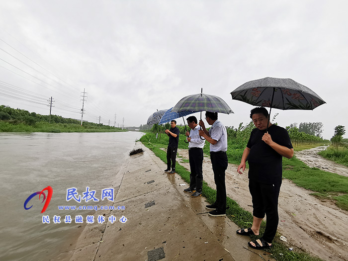 市人大常委會(huì)副主任、縣委書(shū)記姬脈常冒雨檢查督導(dǎo)防汛工作