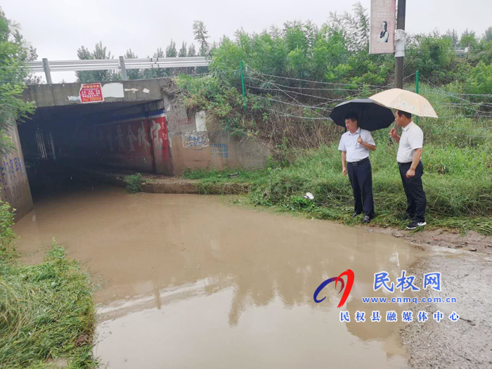 雙塔鎮(zhèn)：冒雨檢查防汛工作