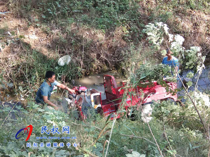 王橋鎮(zhèn)：七旬老人騎車摔進溝 干部群眾及時出手相救