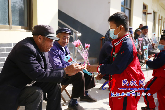 天樂幼兒園開展重陽節(jié)慰問活動