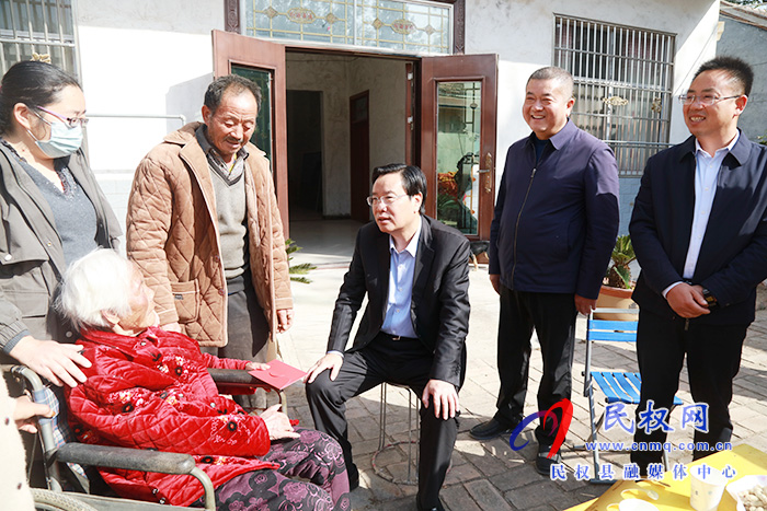 市人大常委會副主任、縣委書記姬脈常重陽節(jié)前夕慰問敬老院老人及百歲老人