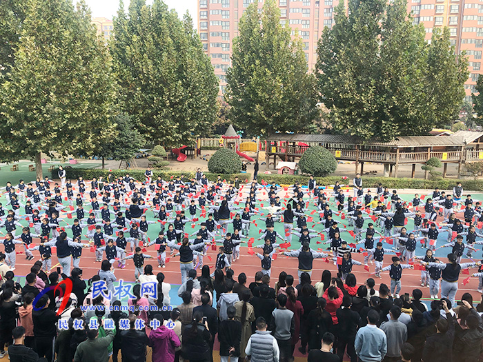 民東新區(qū)實(shí)驗(yàn)幼兒園舉行秋季親子趣味運(yùn)動會