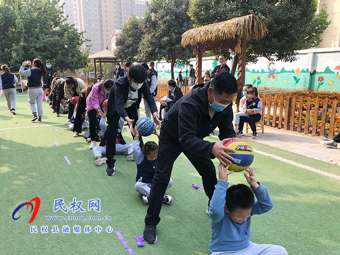 民東新區(qū)實(shí)驗(yàn)幼兒園舉行秋季親子趣味運(yùn)動會