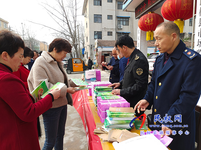 民權(quán)縣市場(chǎng)監(jiān)督管理局開展3·15國際消費(fèi)者權(quán)益日宣傳服務(wù)活動(dòng)