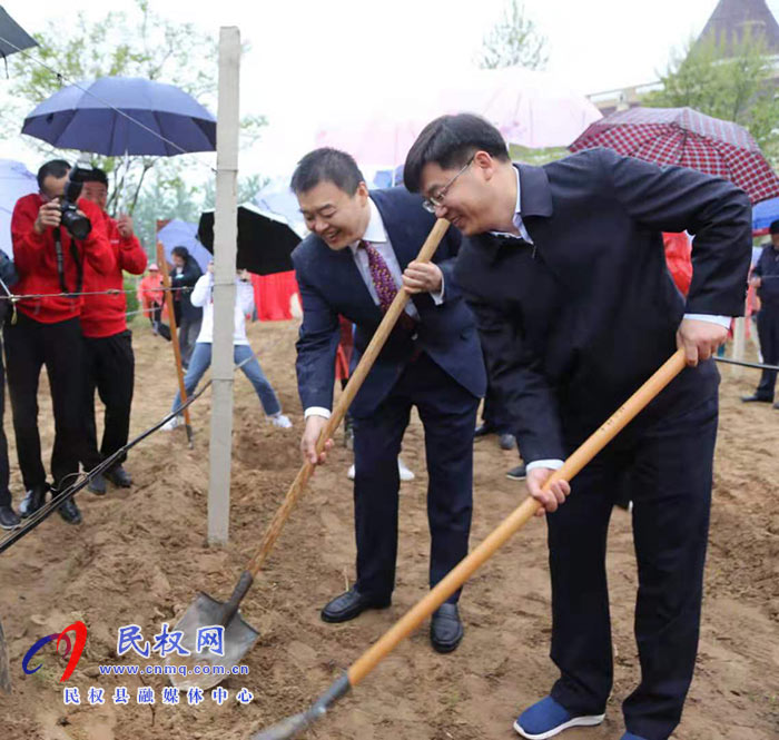 參加第十二屆國際葡萄與葡萄酒學(xué)術(shù)研討會暨黃河故道葡萄酒產(chǎn)區(qū)高質(zhì)量發(fā)展論壇與會人員為葡萄紀(jì)念園揭牌