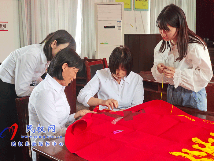 繡面黨旗獻給黨