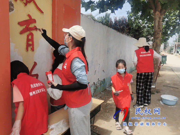  肖戰(zhàn)粉絲公益鄭州志愿者實踐團隊義務彩繪 為鄉(xiāng)村小學“添新衣”