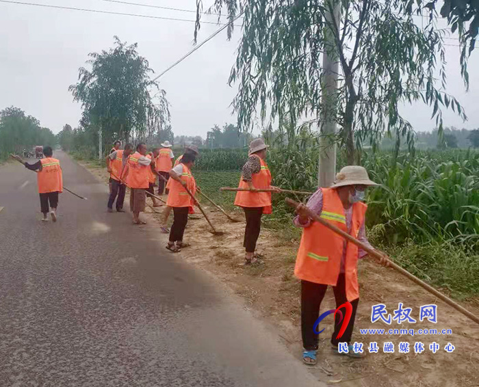 “夕陽紅”護路工：讓龍?zhí)伶?zhèn)呈現(xiàn)一道靚麗的風景線