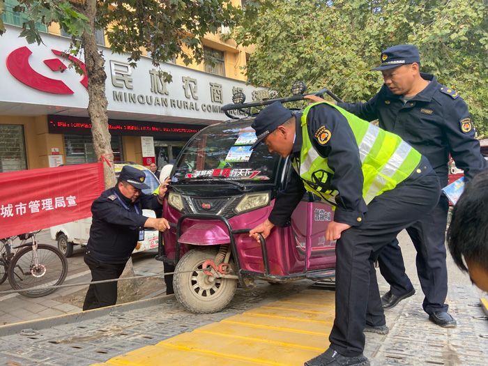 創建文明城  城管在行動——城市管理局：開展市容秩序整治助推文明城市創建