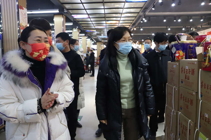 縣委副書記、縣長王靜嫻查看節(jié)前疫情防控、市場物資供應(yīng)保障工作情況