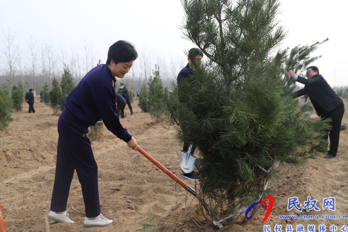 縣四大家領(lǐng)導(dǎo)義務(wù)植樹再添新綠