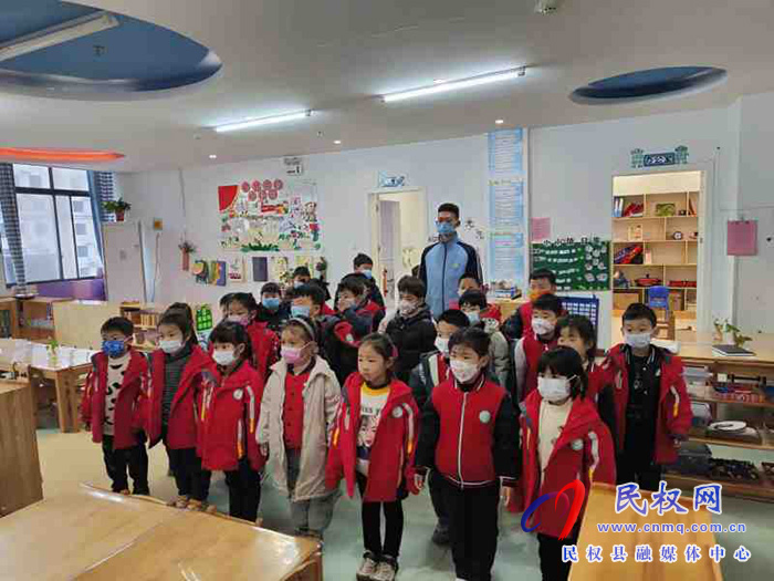 童心抗疫 致敬祖國 ——民權(quán)縣幼兒園舉行室內(nèi)升旗儀式 開展疫情下愛國主義暨安全衛(wèi)生主題教育