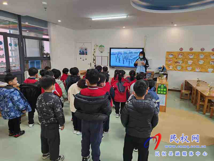 童心抗疫 致敬祖國 ——民權(quán)縣幼兒園舉行室內(nèi)升旗儀式 開展疫情下愛國主義暨安全衛(wèi)生主題教育