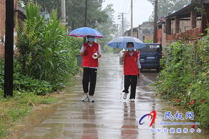 民權(quán)縣褚廟鄉(xiāng)風雨中最美“志愿紅！”