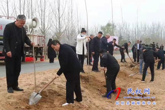 鄭州大學(xué)第34期商丘市管干部進(jìn)修班到民開展植樹活動