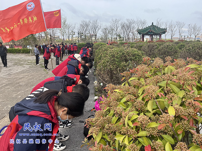  城關一中開展“緬懷革命先烈，繼承革命傳統”清明節(jié)祭掃活動