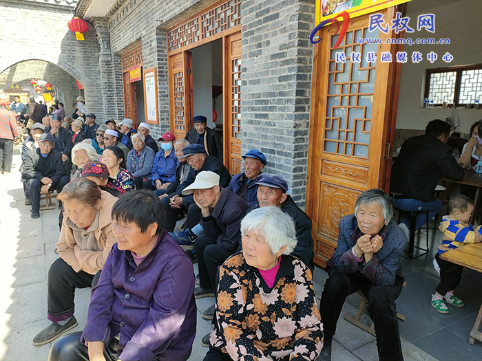 花園鄉(xiāng)趙洪坡村：美食盛宴引客來