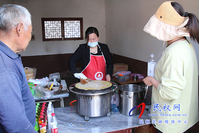 花園鄉(xiāng)趙洪坡村：美食盛宴引客來