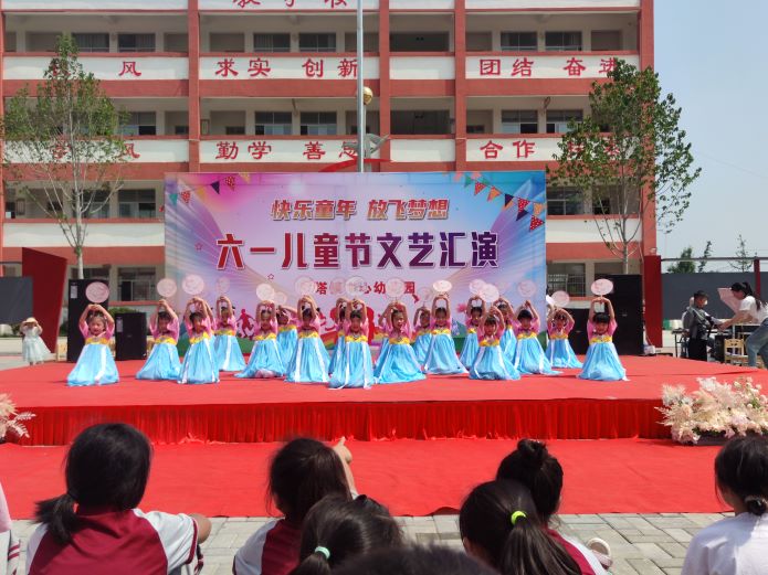 雙塔鎮(zhèn)中心幼兒園舉行慶六一文藝匯演活動