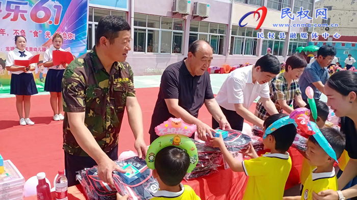 民權(quán)縣關(guān)工委到龍?zhí)伶?zhèn)中心幼兒園慶“六一”獻愛心活動