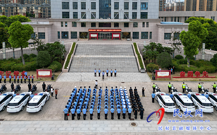 民權(quán)縣公安局舉行“豫筑平安”夏季治安打擊整治行動(dòng)警車發(fā)放儀式