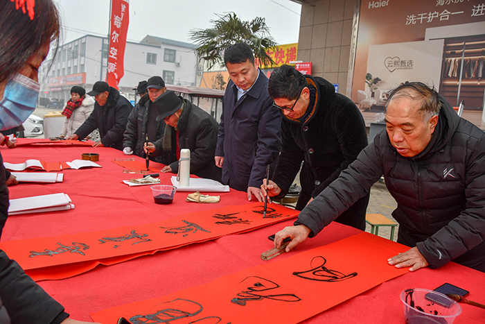 民權(quán)縣人和鎮(zhèn)：義寫春聯(lián)送祝福 濃濃墨香迎新春