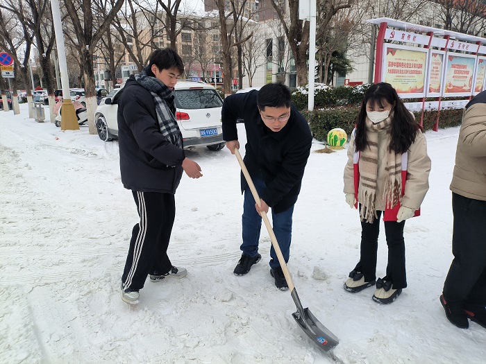 團(tuán)縣委組織大學(xué)生志愿者開展清雪除冰志愿服務(wù)活動(dòng)